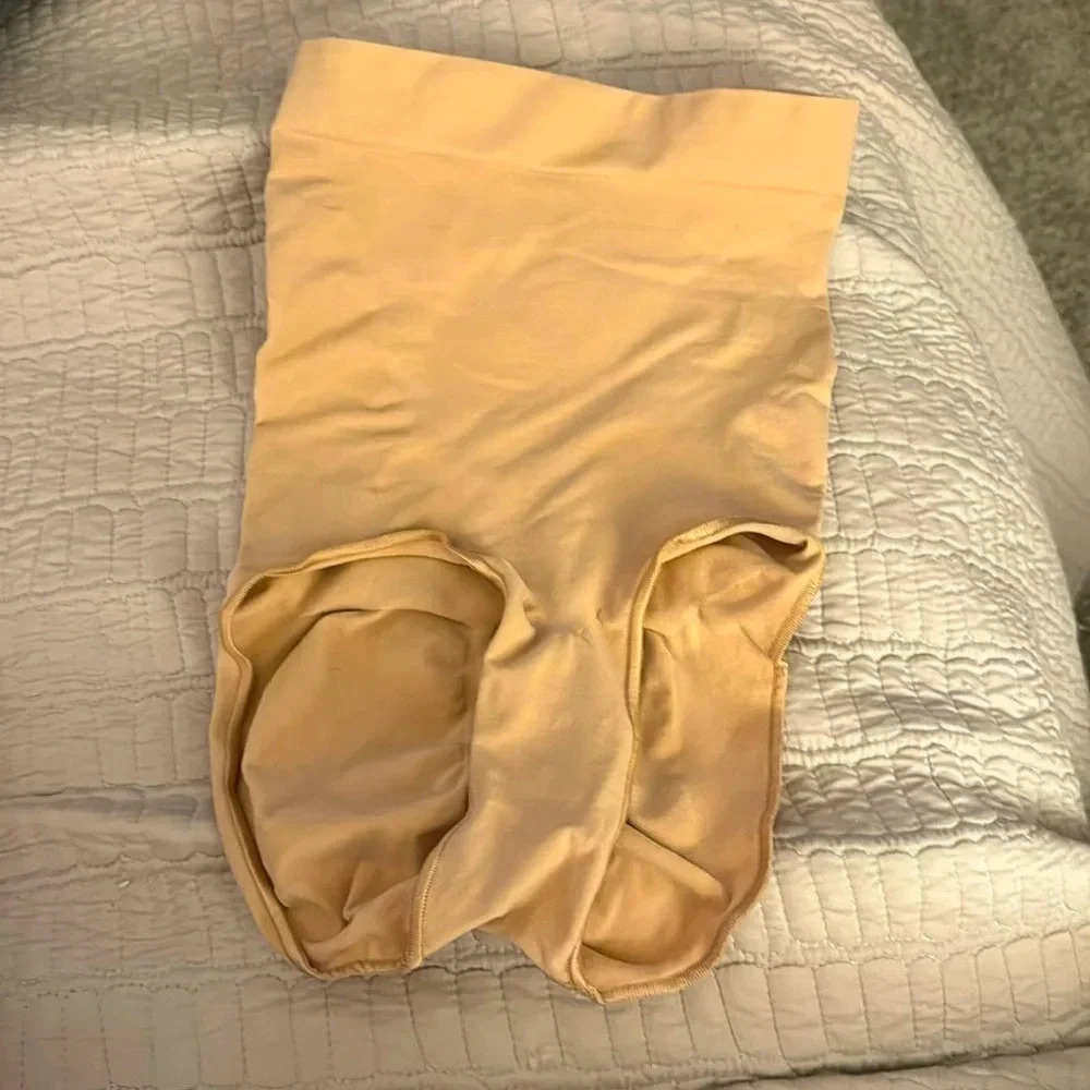 *Final Price* SKIMS Sculpting Mid Waist Brief Shapewear Size S/M NWOT Clay/Sand